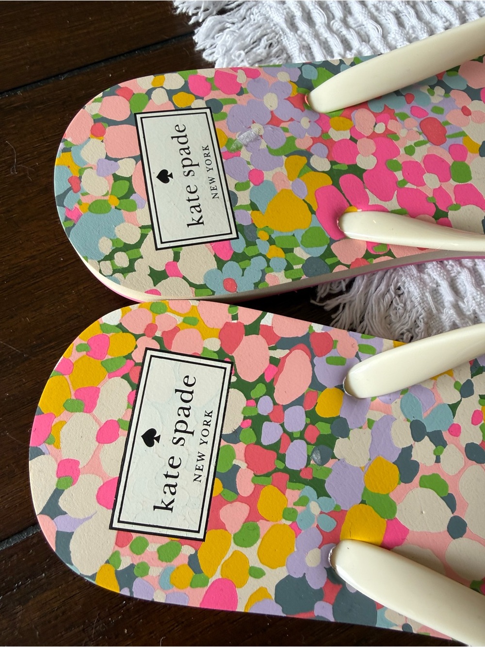 New! Kate Spade Confetti Flip Flops with Cream Straps - Picture 2 of 5